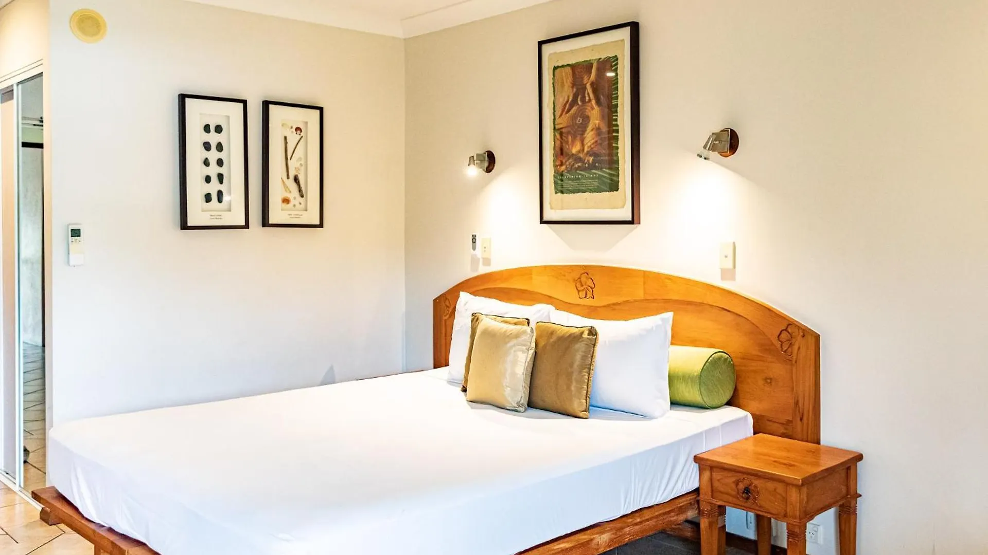 ****  Hibiscus Resort & Spa - Official Onsite Reception & Check In Port Douglas Australia