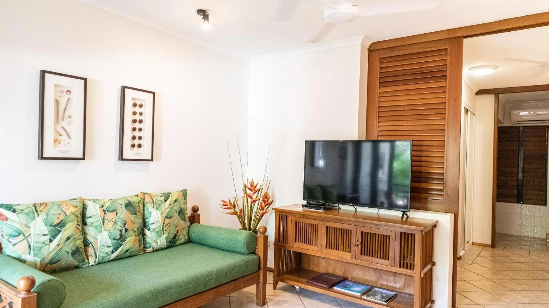 ****  Hibiscus Resort & Spa - Official Onsite Reception & Check In Port Douglas Australia