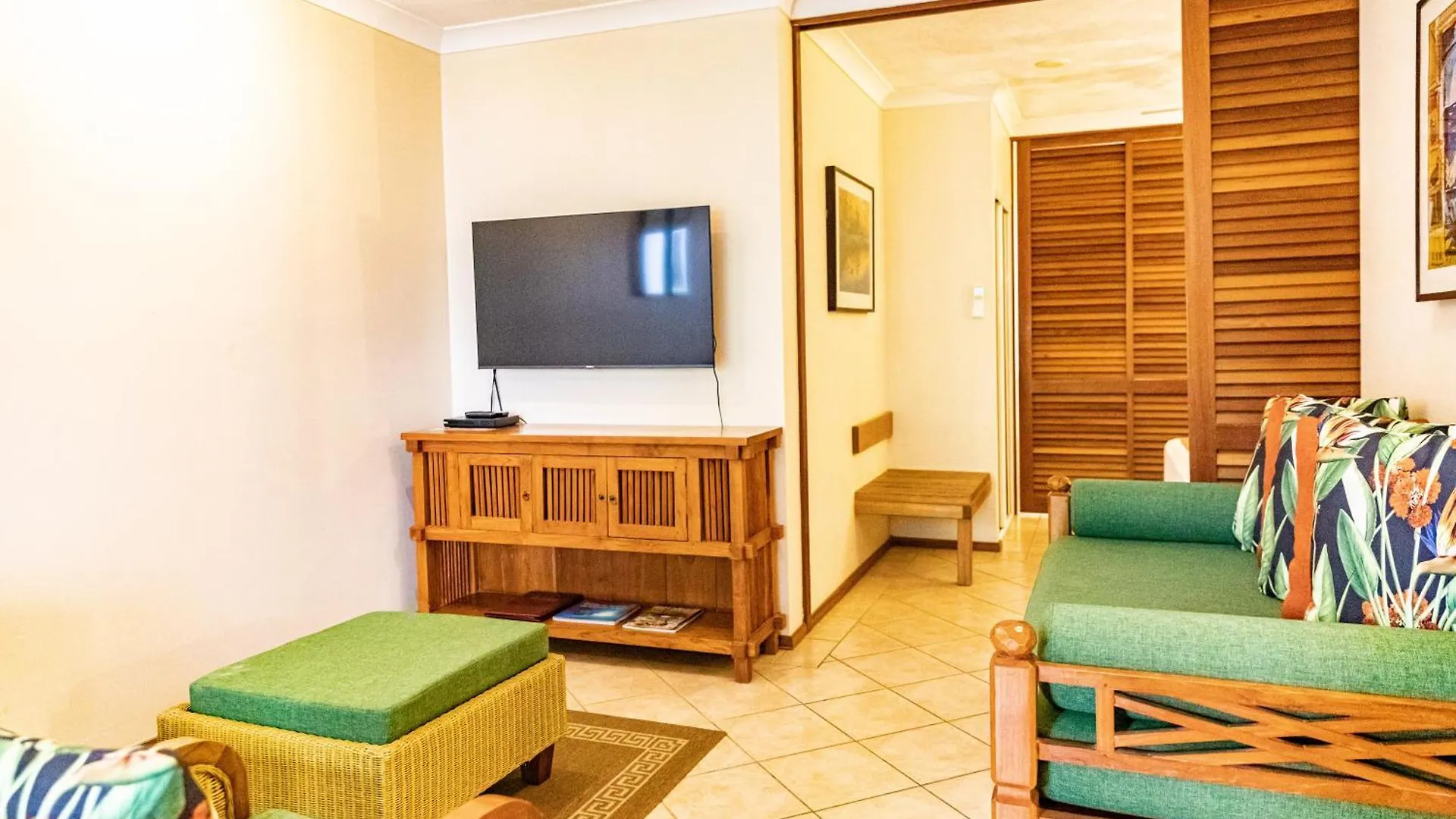 ****  Hibiscus Resort & Spa - Official Onsite Reception & Check In Port Douglas Australia